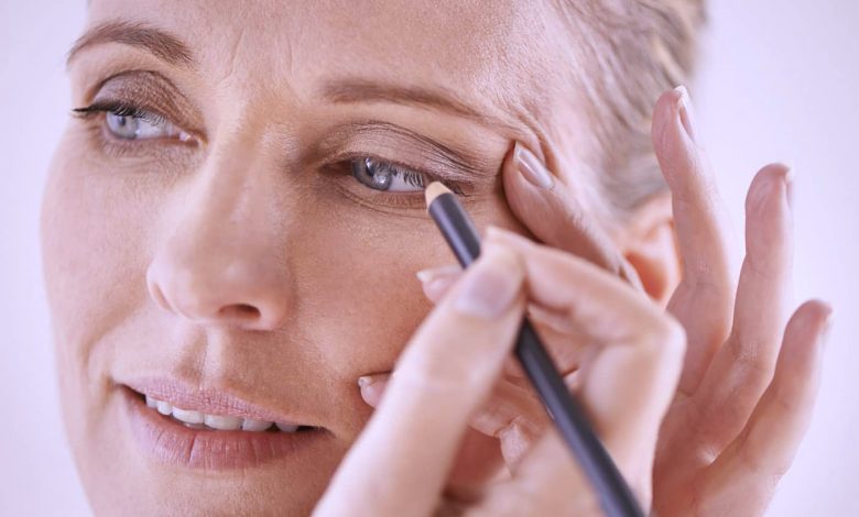 Apply best eyeliner for older women like a professional